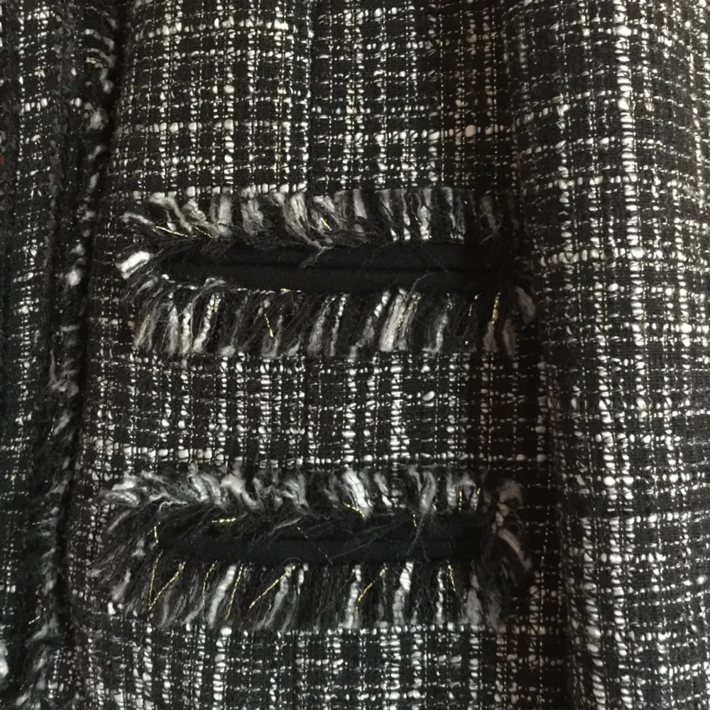 Elegant Jacket in heavy waved. Melange dark gray 
Linning and pinning at the edge 
Glitter deco on both front pocket 
Work, event, daily dress. 
In very good condition. 
Bought in 2014, ny price was 799kr 
. Jackor.