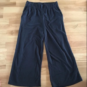  - Superfina och supersköna byxor från Monki! Mörkgråa/svarta byxor med resår och fickor :) 💕💕💕❤️ helt oanvända med lappen kvar✌🏼️

Eventuell frakt betalas av köparen😙😙