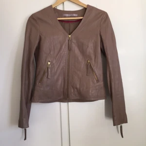  - En riktig fin skinn jacka från Tiger Of Sweden. Perfekt skick, äkta läder. Storlek 36, men kan passa till 34 också 
