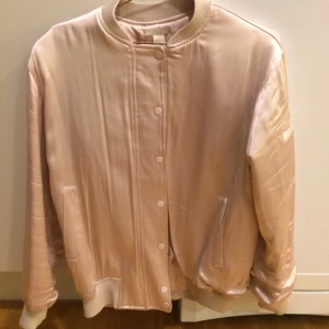  - Fin Bomberjacka i stl 34 puderrosa. Varm och bra nu till hösten. 