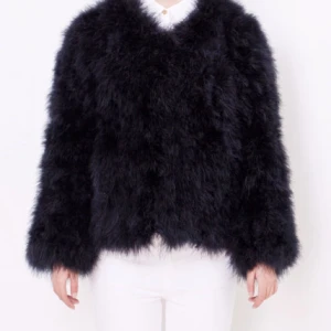  - Strutspälsjacka från pellobello, i svart, slitningar på ena ärmen, fodret är trasigt i ena fickan och en knapp saknas, annars fin😊