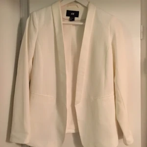  - Tunn vit kavaj i storlek S. Aldrig använd