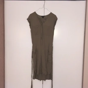  - Tunika/klänning med snygga fickor och band i midjan. FRI FRAKT!