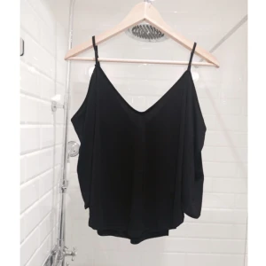  - Svart topp med bara axlar från gina tricot. Använd bara fåtal gånger, så i princip nyskick