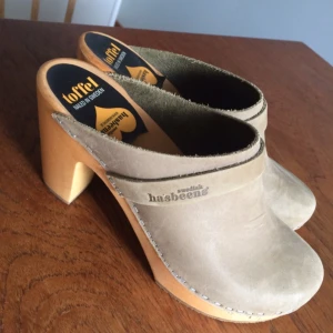  - Fläckfria som nya! Använda typ en halv gång. Gröngrå Hasbeens Sky High Slip-ons.