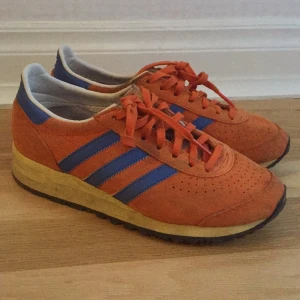  - Färglada adidas sneakers med ljusgul sula, orange mocka och blå ränder