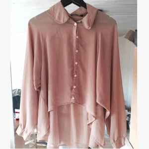  - Färgen ville inte riktigt fångas på bild, den som stämmer mest in är bild 3.
Jätte fin skjorta som är alldeles för fin för att bara hänga i min garderob utan att komma till användning.

Kan skicka fler bilder vid intresse!