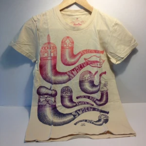  - Snygg t-shirt med tryck. Nyskick. Strl M. 