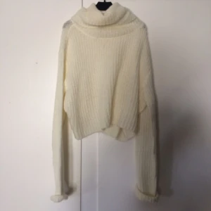  - Stickad tröja med polo, kort modell
Använd fåtal gånger
Från h&m