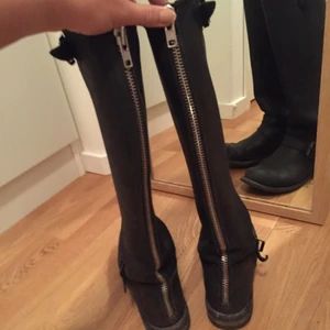  - Svarta höga stövlar från Primeboots, med snygg dragkedja i silver där bak. Storlek 36 (passar en 37). Använda men fortfarande i fint skick. Nypris 3600 kr, fynda!