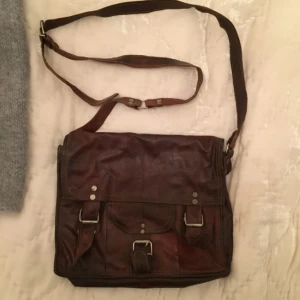  - Brun väska i äkta läder från Indien, fint skick!