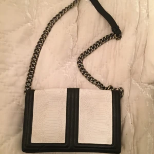  - Axelremsväska från HM 