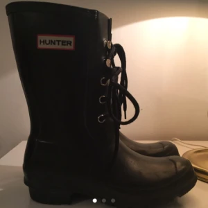 Gummistövlar Hunter, 37 - Hunter gummistövlar med snörning och något lägre skaft en de "vanliga", sparsamt använda men lite slitna på insidan i fram