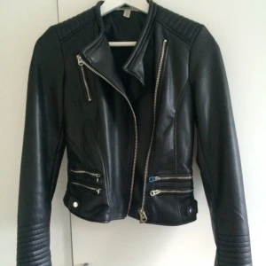  - Helt ny, aldrig använd skinnjacka inköpt på Zara i Hamburg. Tags finns fortfarande kvar. Mypris 999kr