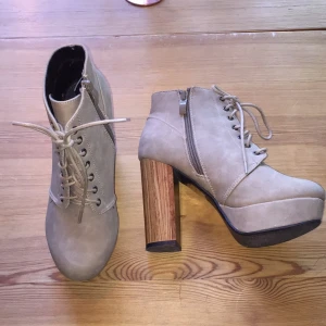  - Skitsnygga kängor i mocka imitation med träklack . Endast testade. 