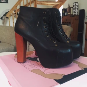  - Jeffrey Campbell skor endast använda en gång, säljer pga att det är fel storlek. Frakt tillkommer. Nytt pris på dessa är 1400:-, lådan till skorna får man med.