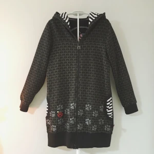  - Jacket är från en känd kinesisk märke. Kattens öron √, lång och varmt √, sött √