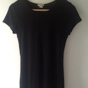  - Svart kort t-shirt dress från Pacsun 