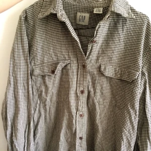  - Snygg skjorta från GAP. Använd men i fint skick! 