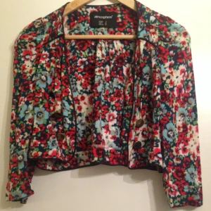  - Blommig fin kofta ATMOSPHERE (UK), Storlek 36, 100% Viscose. Använd vid ett tillfälle så så gott som ny! 