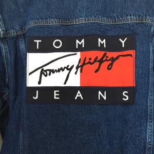  - Checkar intresset för denna feta och assnygga jeansjacka från Tommy Hilfiger! Riktig jävla 90s klassiker! Helt ny med lapp! Slutsåld överallt och svår att få tag på! Snyggast lite oversize! Hör av er om det skulle vara av intresse! Väldigt dyr vid inköp. Är inte helt hundra än på om jag vill sälja 😉❤️✨

Eventuell frakt betalas av köparen😙😙😙❣❣