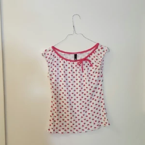  - tröja med jordgubbar. Från H&M stl 38. passar S-M. 

köparen står för frakten eller kan hämtas i Stockholm. 
