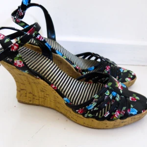  - Bekväma kilklackar med korkliknande sula samt äkta läderremmar med blommönster. Superbra skick! 
Klackhöjd 8 cm. 

Fraktas för 69kr 
Betalning via svisch 🌺🌸🌼🌷
