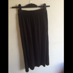  - Långkjol i bomull från h&m i storlek XS. 
Två stycken "osynliga" fickor på vardera sida. 
På mig som är 165 cm slutar den vid anklarna om jag har den vid naveln. 
Väl använd men i bra skick. 