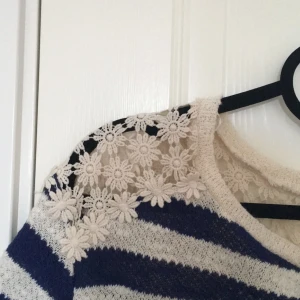  - Tunn stickad tröja med detaljer på axlarna, använd max 3 ggr