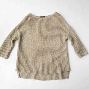  - Tjocktröja från Zara med invävda små glitterpaljetter. Den är beige och slår åt grönt. Använd ett fåtal gånger och är i mycket bra skick. 100kr! 