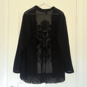  - Det är med stor sorg som jag måste göra mig av med den finaste kimonon jag någonsin ägt. Tyvärr inte kommit till användning de senaste åren så därför vi måste splittra på oss. Svart och transparent med raka ärmar och superfint tryck på ryggen 👾