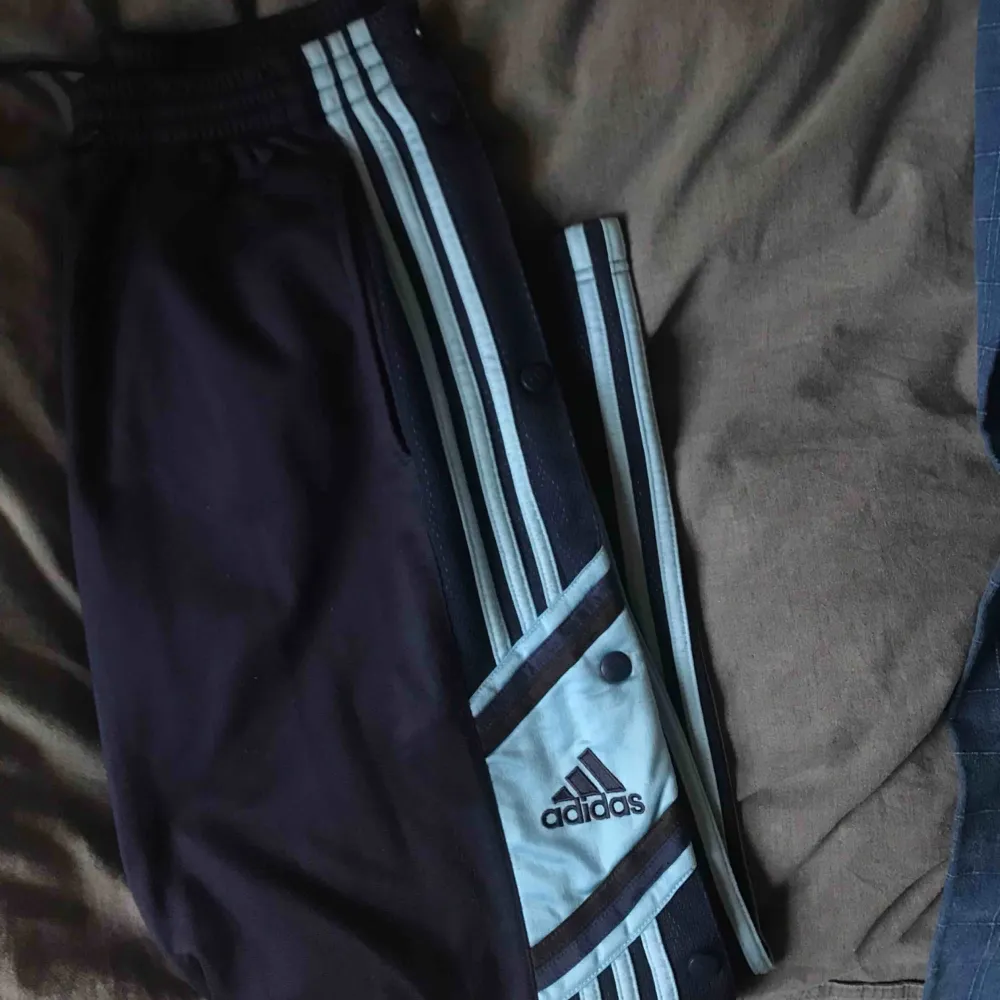 Popperpants från Adidas🤩 köpta på humana! . Jeans & Byxor.