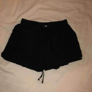  - Svarta shorts med dragsko i midjan