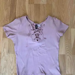 rosa t-shirt med snörning fram strl s, köpare står för frakt