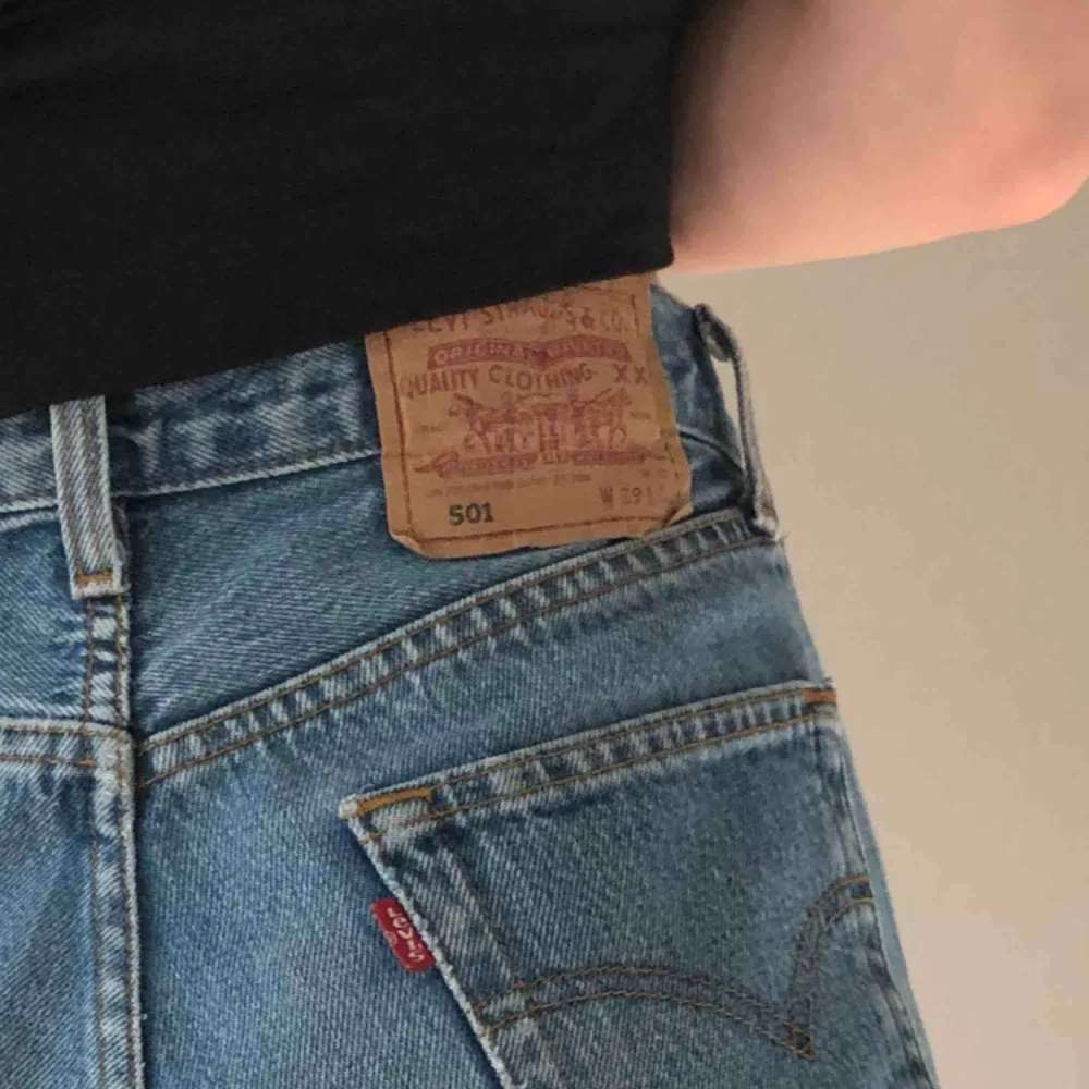 klassiska Levi’s 501:or!! Bra skick 🥰🥰 köparen står för fraktenn . Jeans & Byxor.