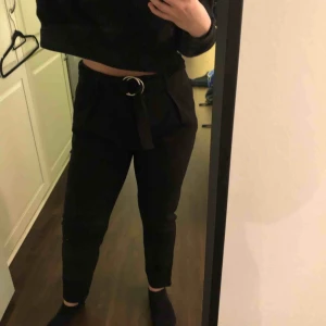  - Raka kostymbyxor med bälte. 