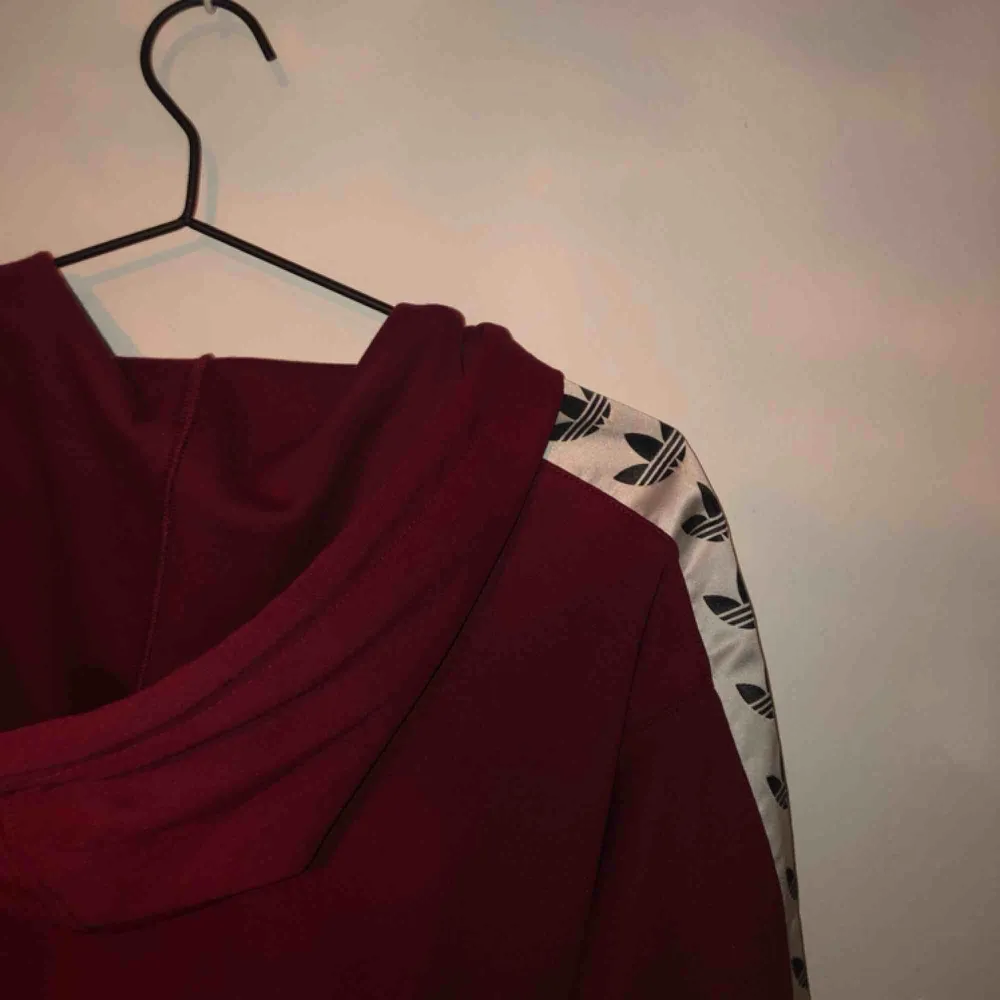 röd hoodie från adidas💃 modell: adidas tnt tape hoodie sparsamt använd, som nyskick🔥 frakten kostar 63kr (spårbar frakt)💌 . Hoodies.