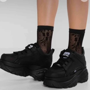  - Buffaloo sneakers svarta i storlek 38. Använda ett fåtal gånger. Inget slitage utan som nya. 