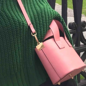  - FRAKT INGÅR Söt rosa väska 