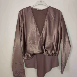  - Omlott-body i snyggt silkestyg