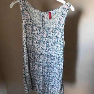  - Jättefin blommig klänning med knappar bak i ryggen, som ny i skicket