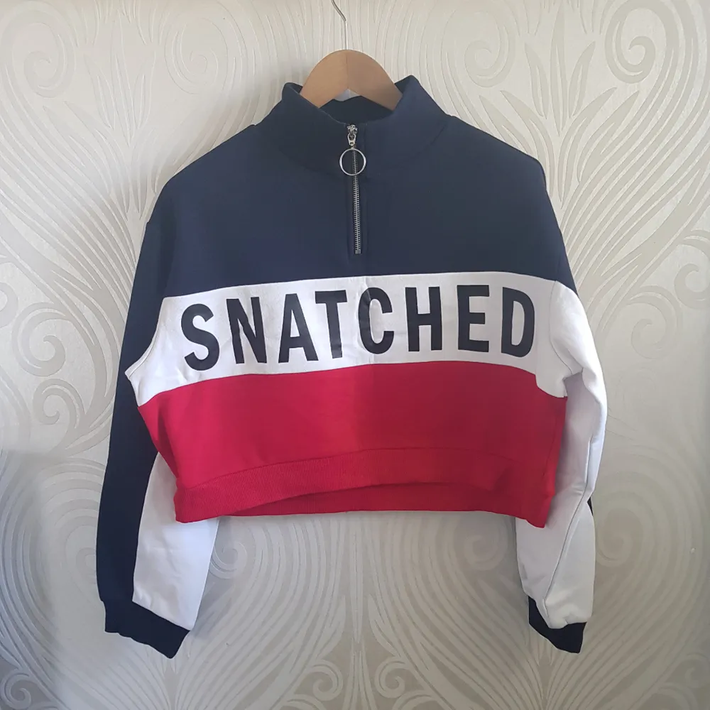 Super cool sweatshirt, kinda reminds me of the Tommy Hilfiger style 😎 Never used, tags still on. Size M although fits as well. Can meet up in Tcentralen or Täby.. Hoodies.