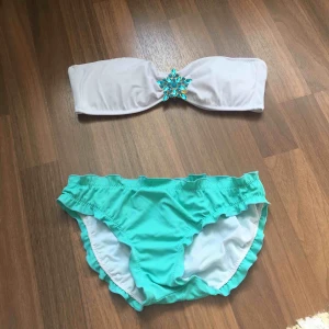  - Victoria secret bikini väl använd men har mycket kvar att ge mest lapparna som är slitna, bikinin i sig är väldigt fin! Storlek M i både underdel och överdel ☀️☀️