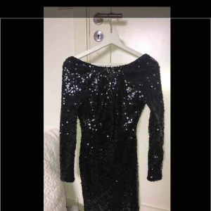 Nyårs/fest-klänning - En nyårsklänning jag köpte från Nelly, (orginalpriset var mellan 300-500kr har jag för mig!) . Använt en gång men inget därefter. (nr.1 framsida, nr.2 baksida) Den är nu för liten för mig och säljs därför, sitter tajt, bra passform *frakt ingår*