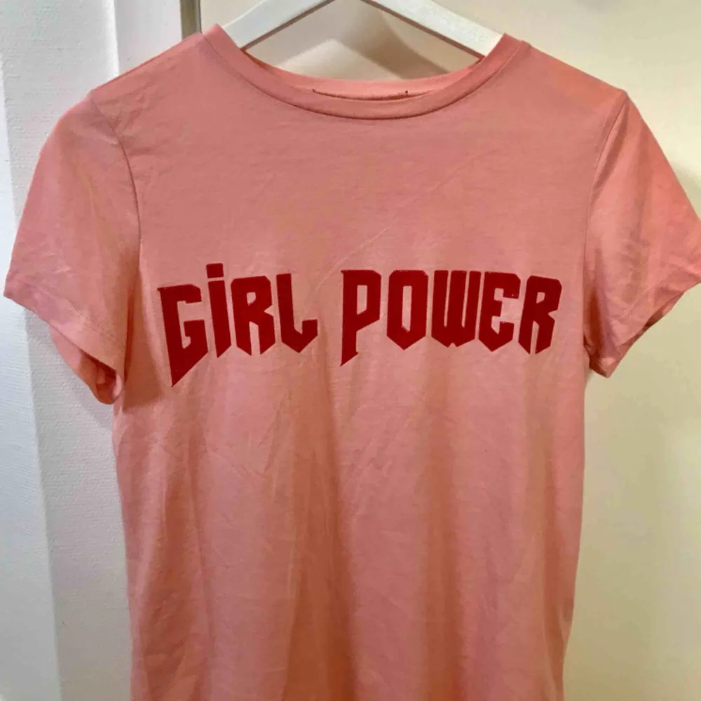 Rosa t-shirt med rött girlpower tryck från bikbok. Fraktar men fraktkostnad tillkommer😊. T-shirts.