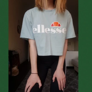  - Turkos, blå croppad t-shirt från märket Ellesse. Sparsamt använd heltutan hål, slitningar eller fläckar. Möts upp i Stockholm eller fraktar. Står att tröjan är i 38 men är en S så den passar säkert mellan XS och M