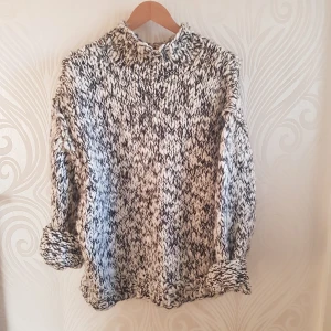  - Skön stickad tröja från Pull&Bear, passa S och M. Frakt betalas av köparen eller så kan vi träffas vid centralen eller täby. 