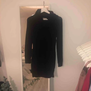  - Tajt stickad tubklänning i bra skick med liten krage