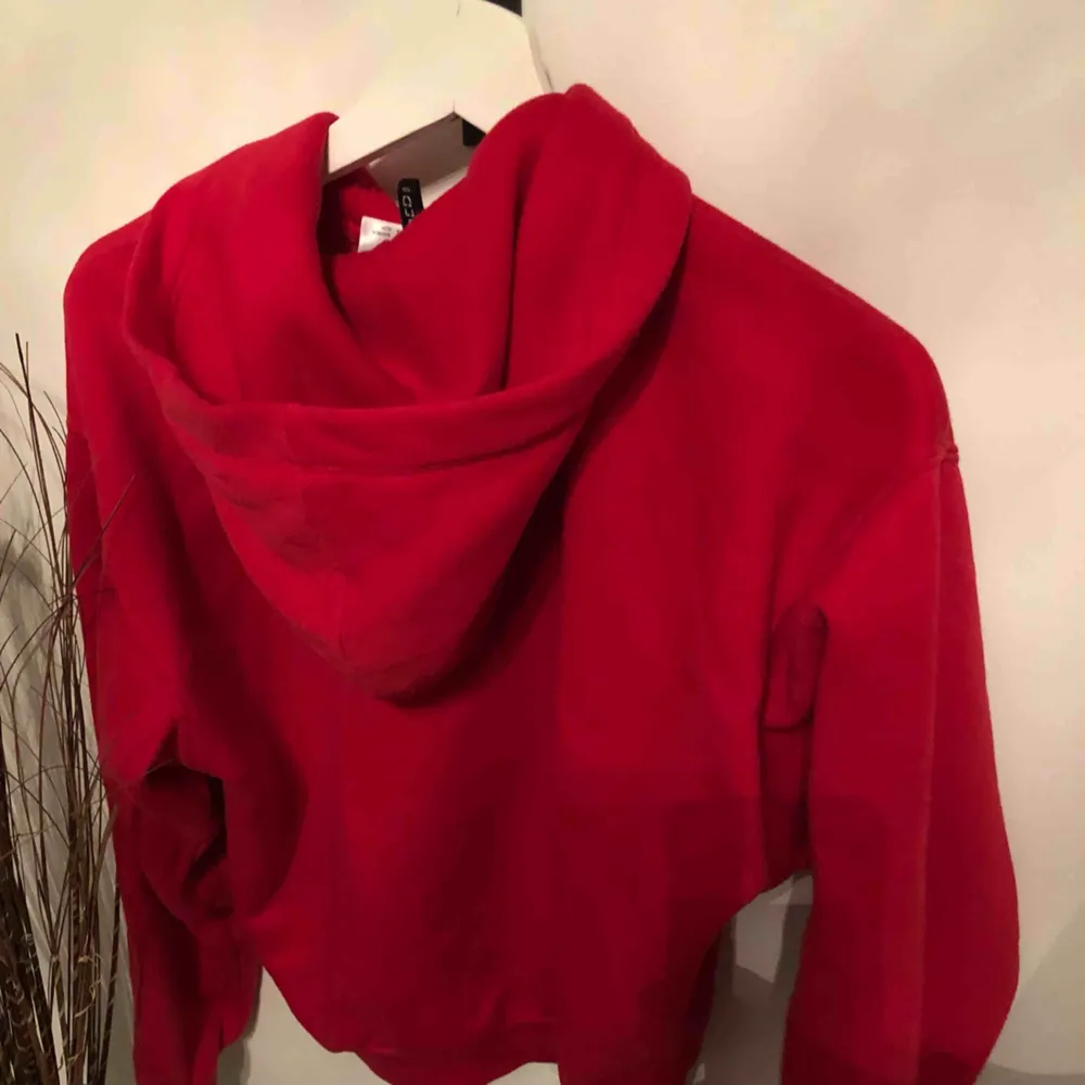 En fin röd tröja med silverkedja.använd 3-4gånger. Köpt från hm för 200kr. Storlek XS men passar även S.. Tröjor & Koftor.