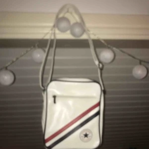  - Converse axelrems väska med justerbar rem, sparsamt använd. 🥰